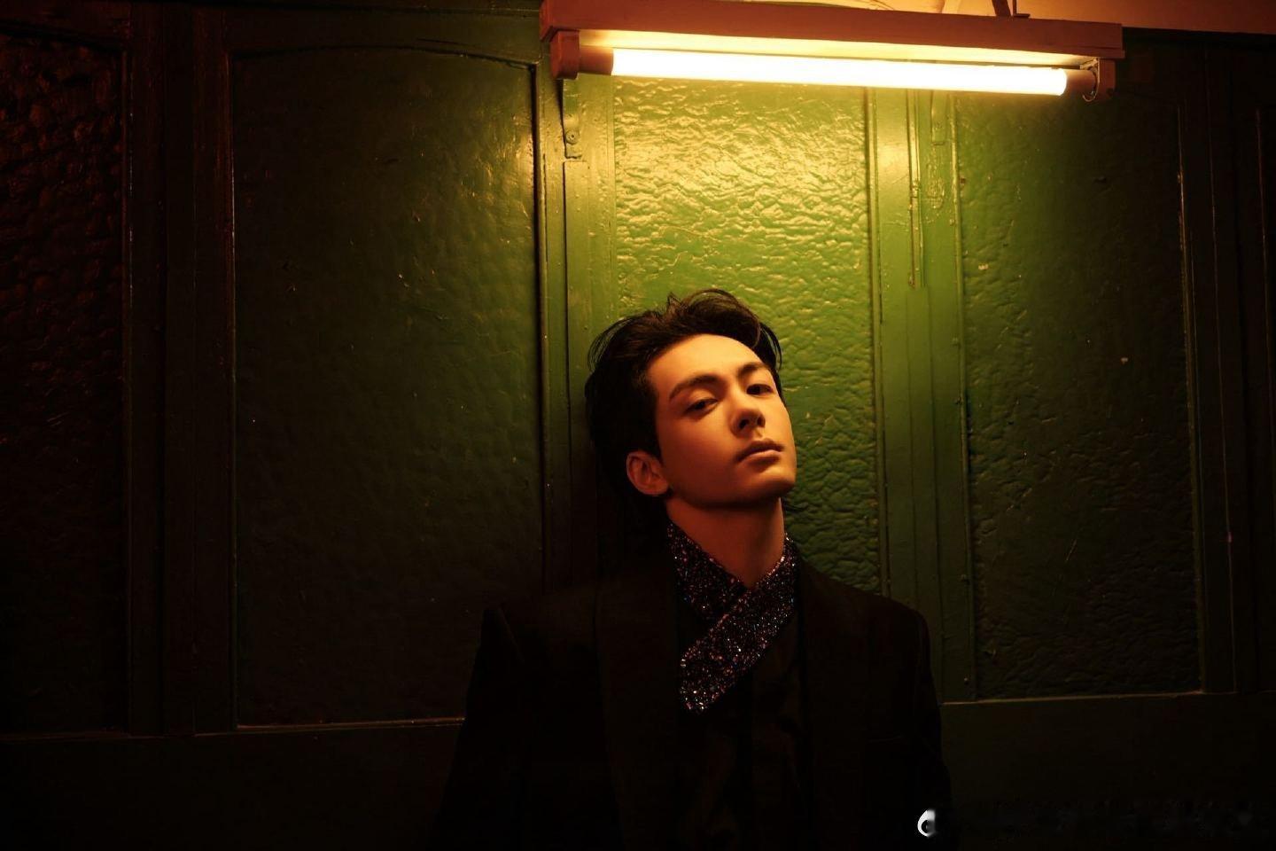 曾舜晞港风可以开班了背头+黑西装，眼神拽得像港片里的贵公子，氛围感绝了 