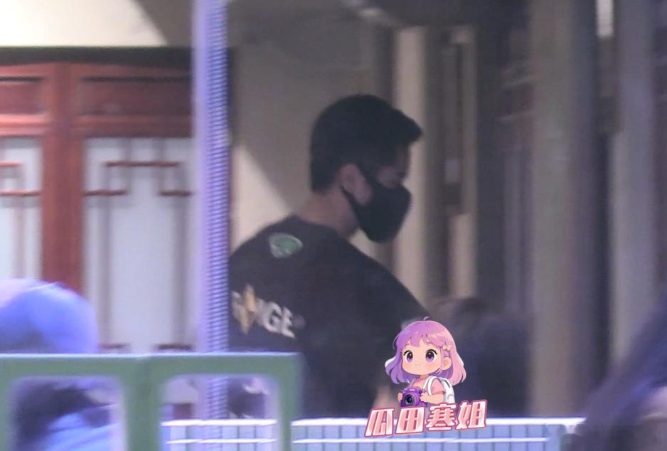 徐若晗丞磊剧组聚餐 头回发现丞磊的眉眼有点像罗晋啊？和徐若晗一起参加剧组聚餐，丞