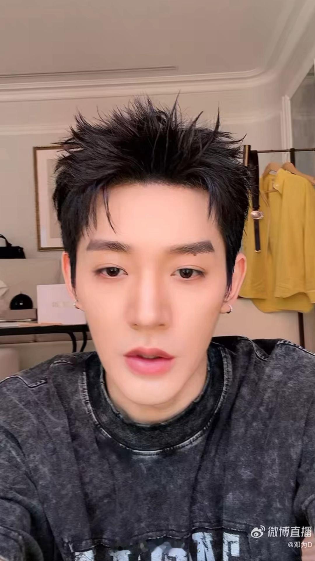 “马卡龙我还没吃呢，我光顾着给你们买，怕你们吃不到，然后我自己没吃，只给你们买了