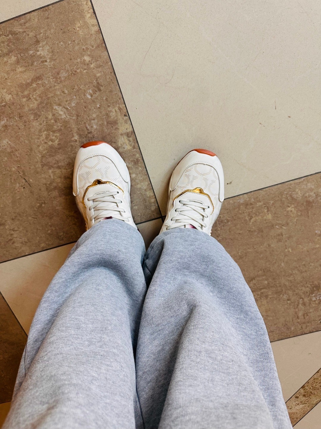 鞋子擦干净了感觉脚丫子都轻了 