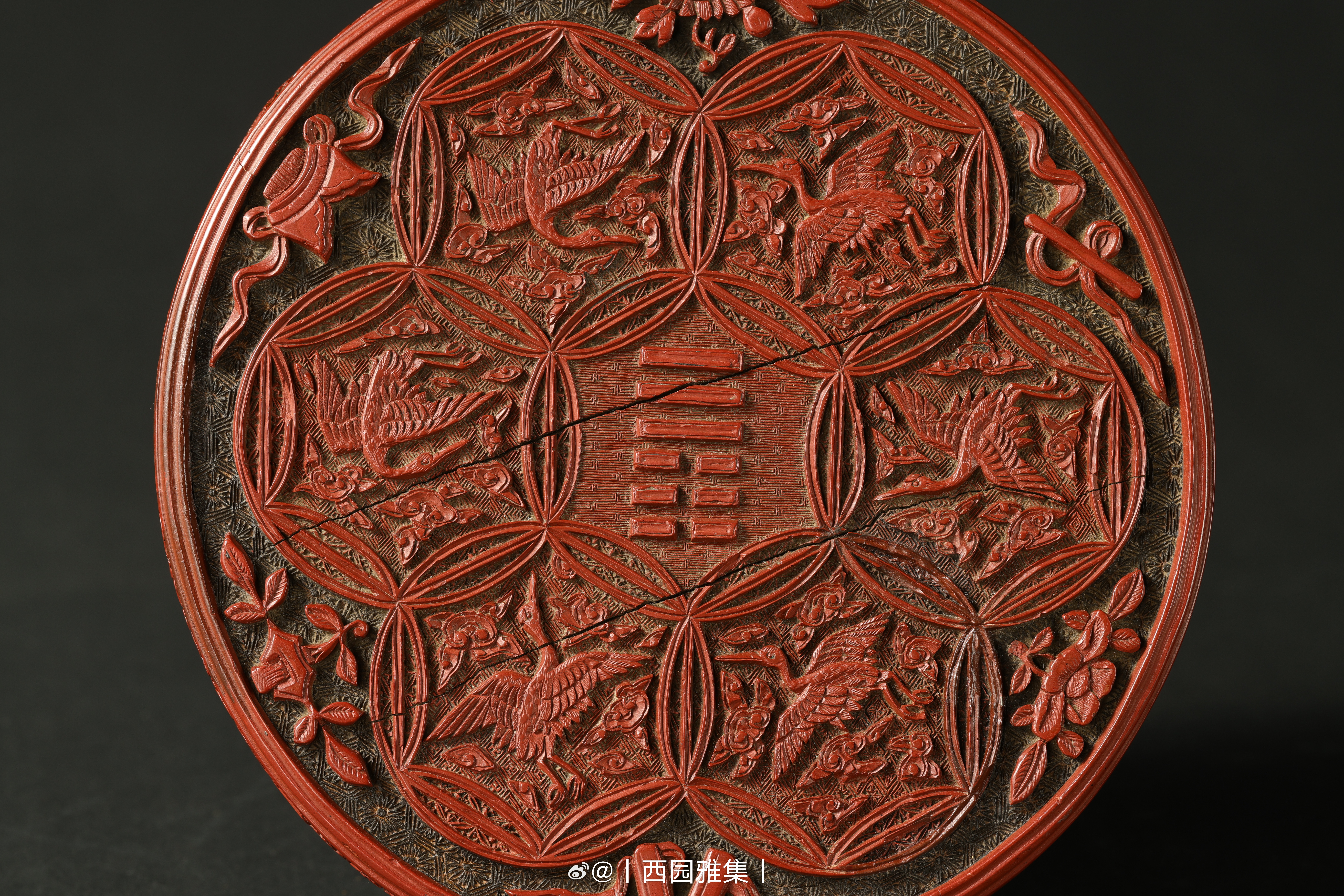 髹饰录 | 明嘉靖 剔红云鹤否卦龙纹捧盒蔗段式，外剔红漆，底及内髹素黑漆，漆质坚