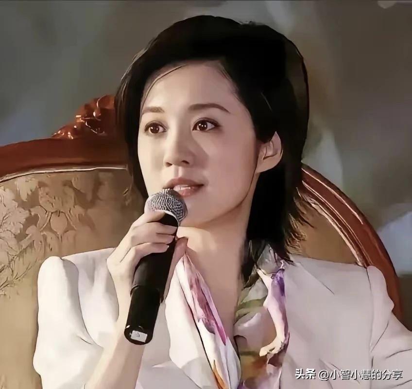 无滤镜的镜头下，她这样的颜值比周涛和倪萍都要漂亮，是当之无愧90年代最美的一个女