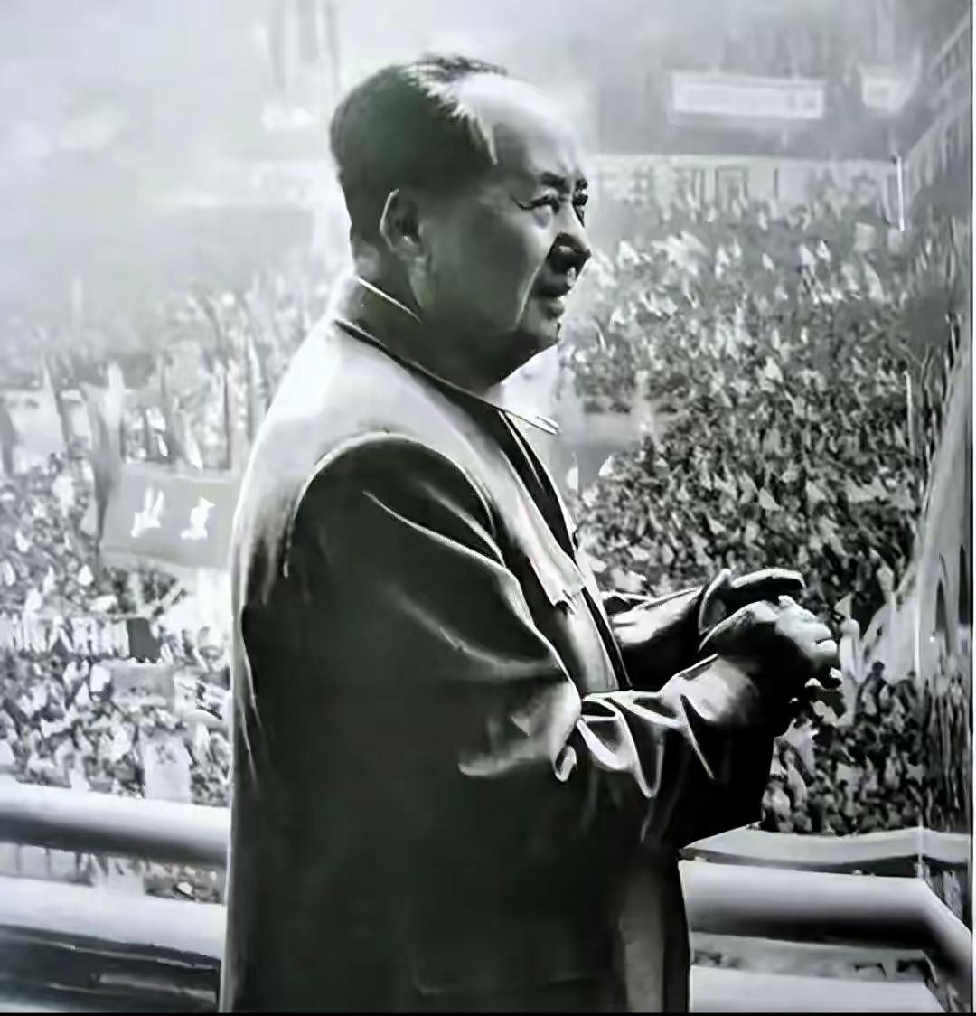 一个人留下的不光是山河安定、家国挺立的现实根基，尤其为后人铸就了挺直腰杆、踏实前