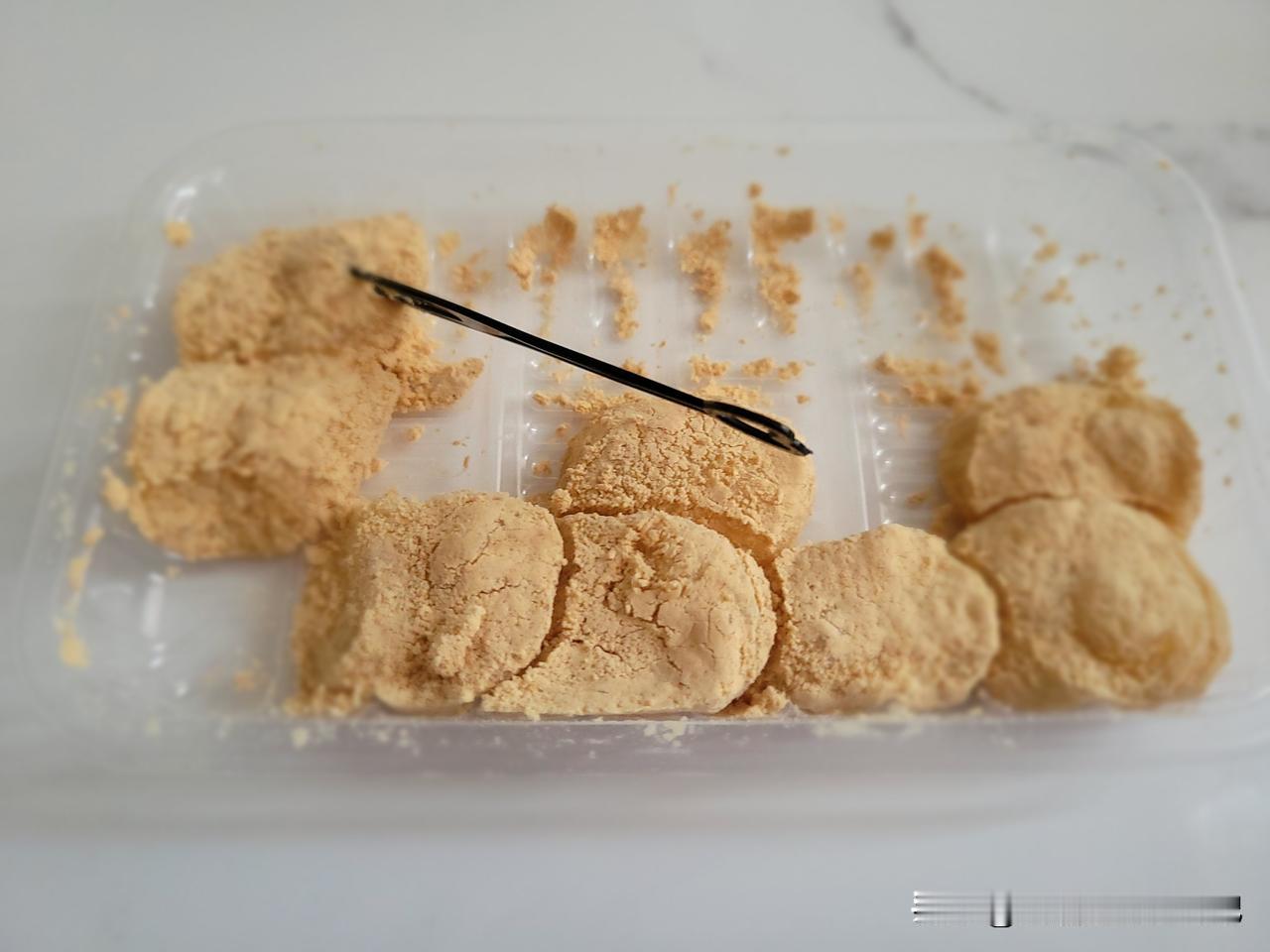 儿子从沈阳西塔买回来很多朝鲜小菜、米酒和打糕，除了行李箱，还拎了好几个塑料袋，真