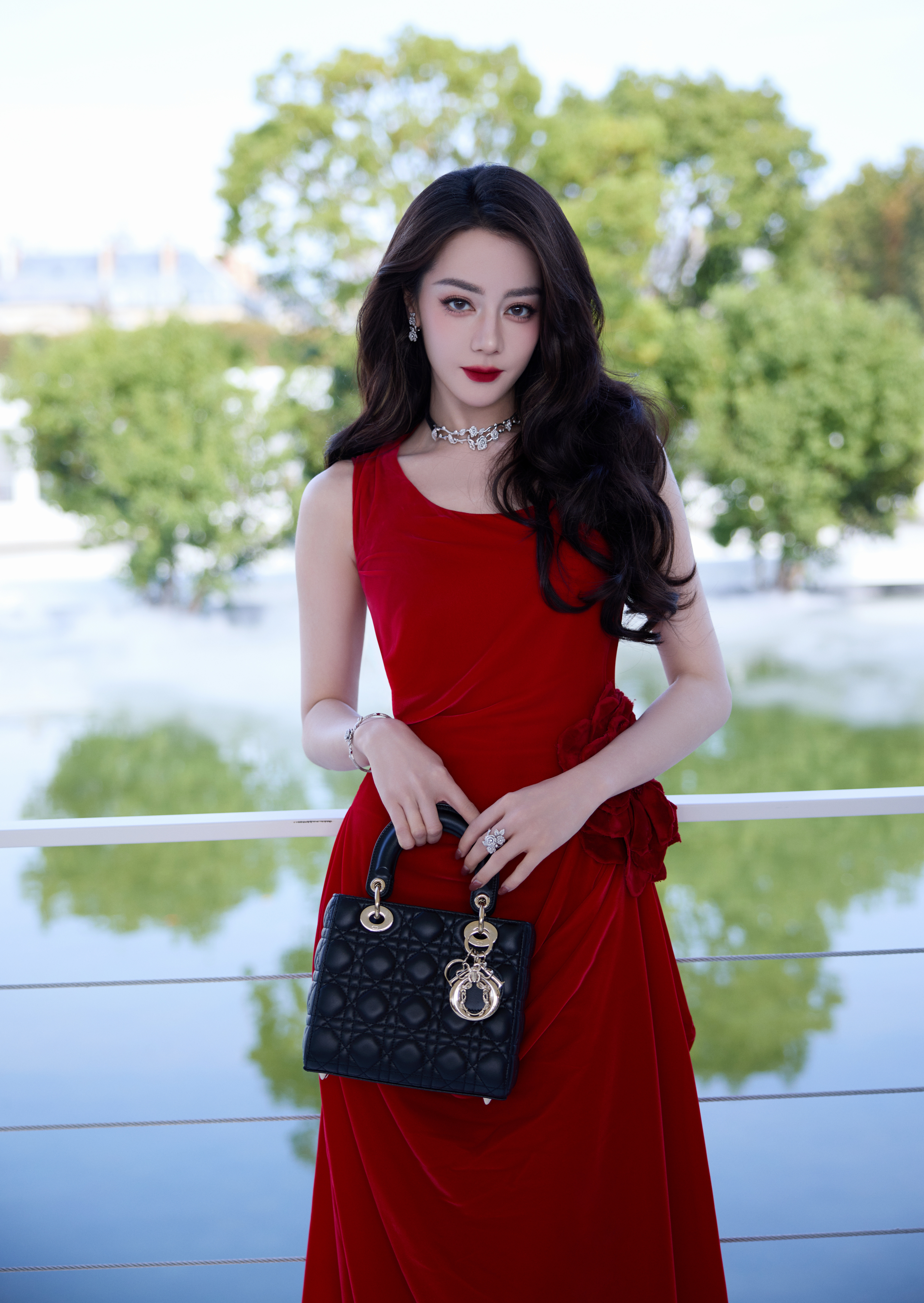 迪丽热巴[超话] ✨迪奥全球品牌大使迪丽热巴 迪奥全球彩妆及香氛代言人眸光定格秀