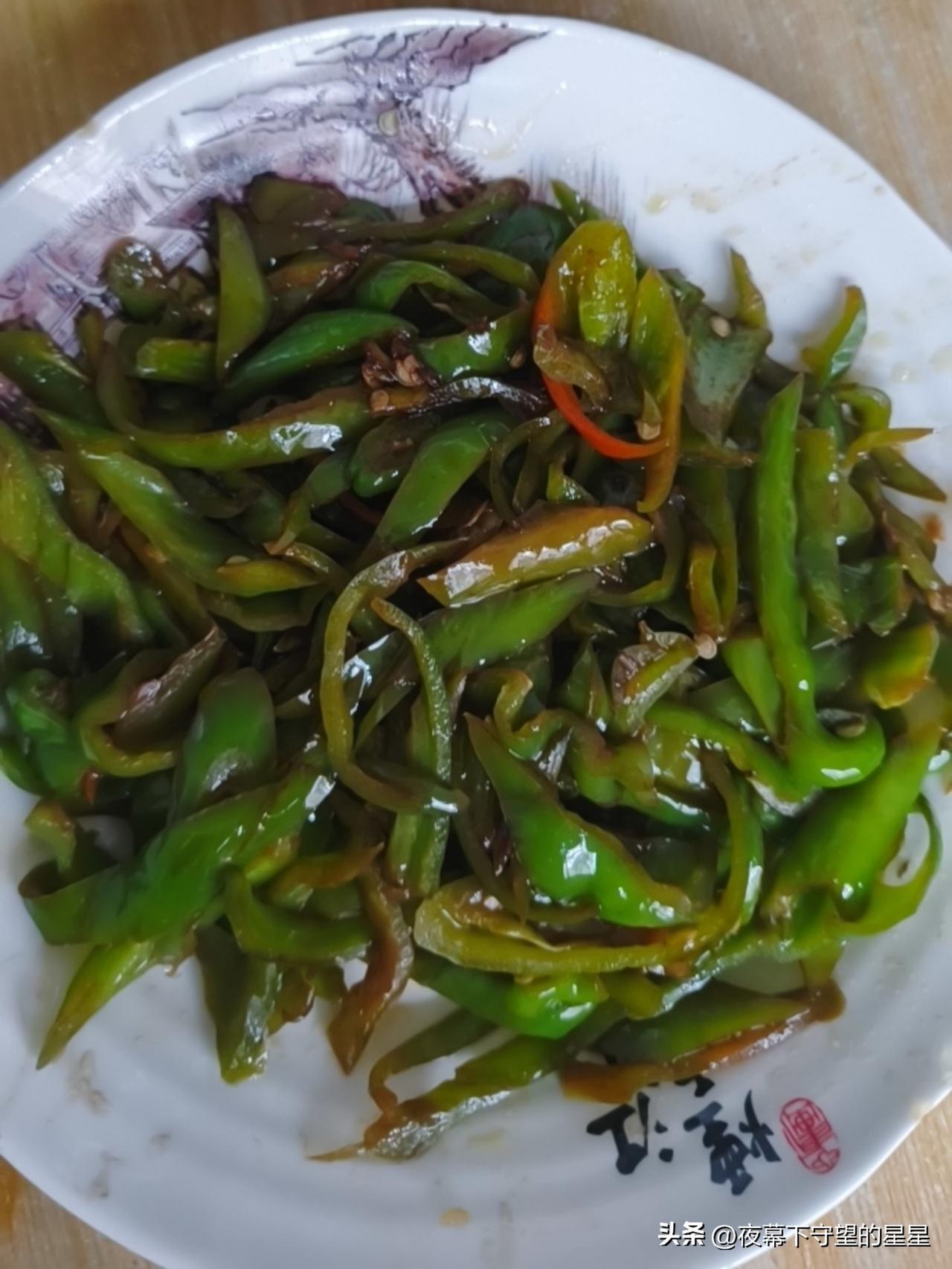 别总惦记大鱼大肉，一盘清炒青椒才是餐桌刚需！

简单切上青椒丝，热油爆香蒜末，大