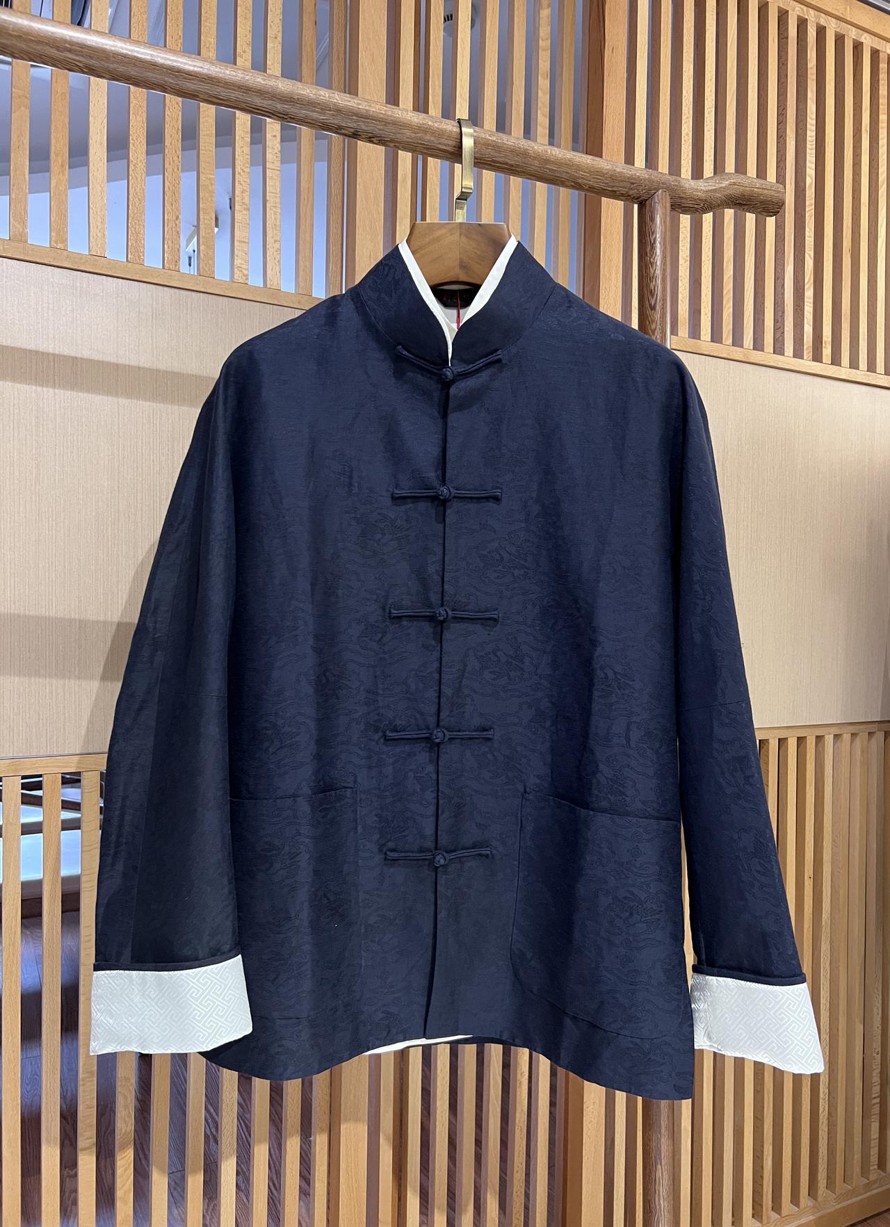 青衫映月影，古韵入诗行。