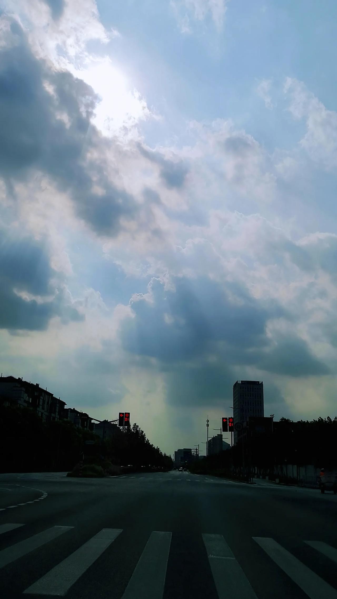 原来是出门必开车，现在是周六周日偶尔动一下车。今天开车出去加个油，感觉去年以来上