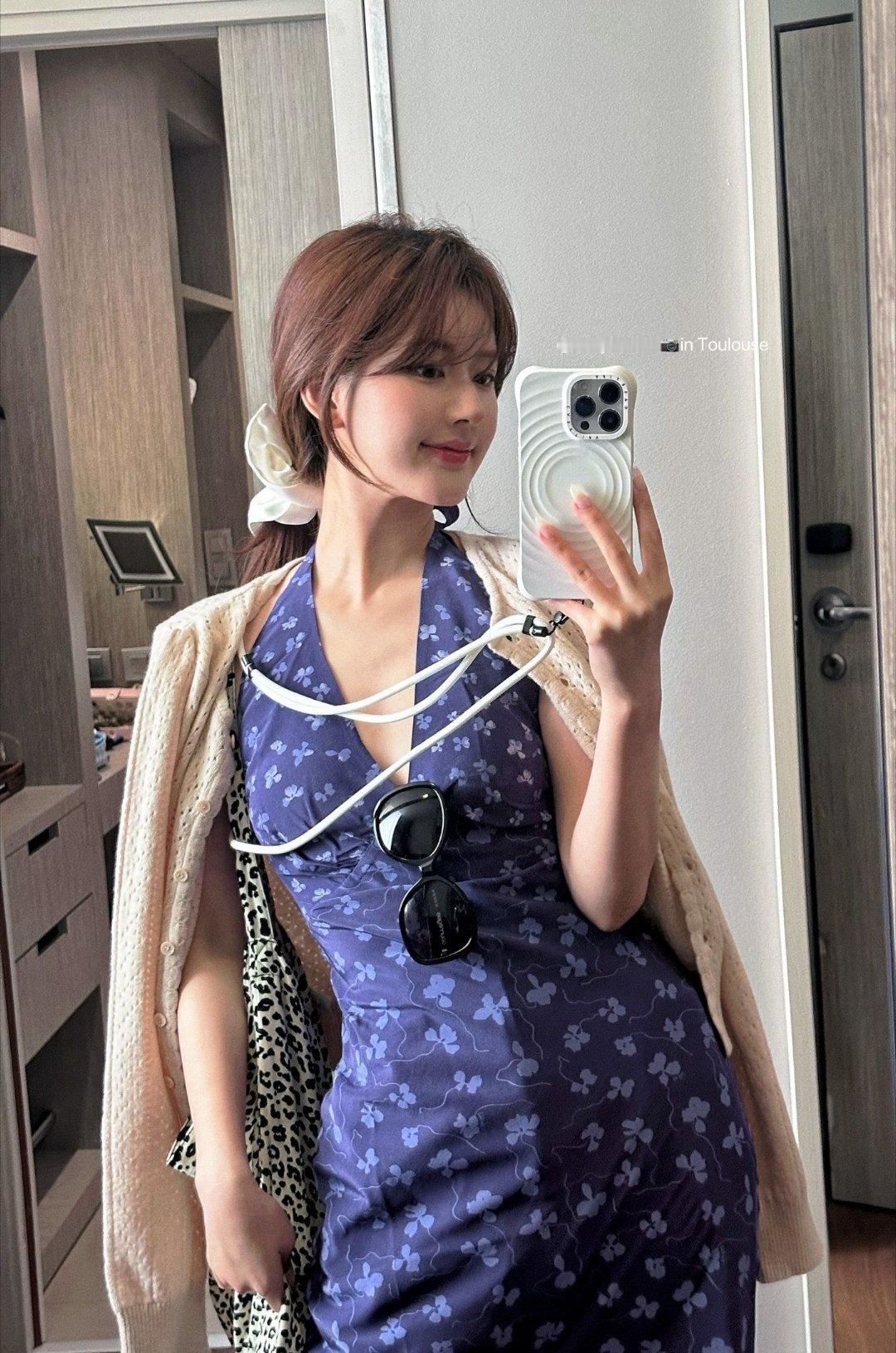 #赵露思夏日玫瑰# 上半身是酱紫的，下半身是这样婶的 ​​​