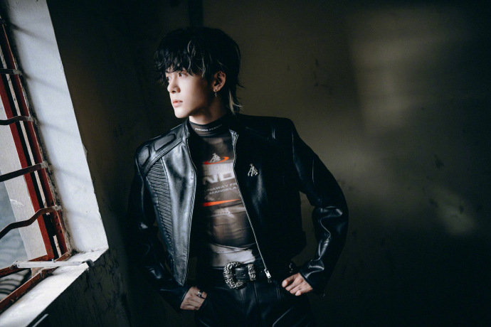 曾舜晞十二月的奇迹 曾舜晞白发挑染黑皮衣拽感 曾舜晞十二月的奇迹，曾舜晞白发挑染