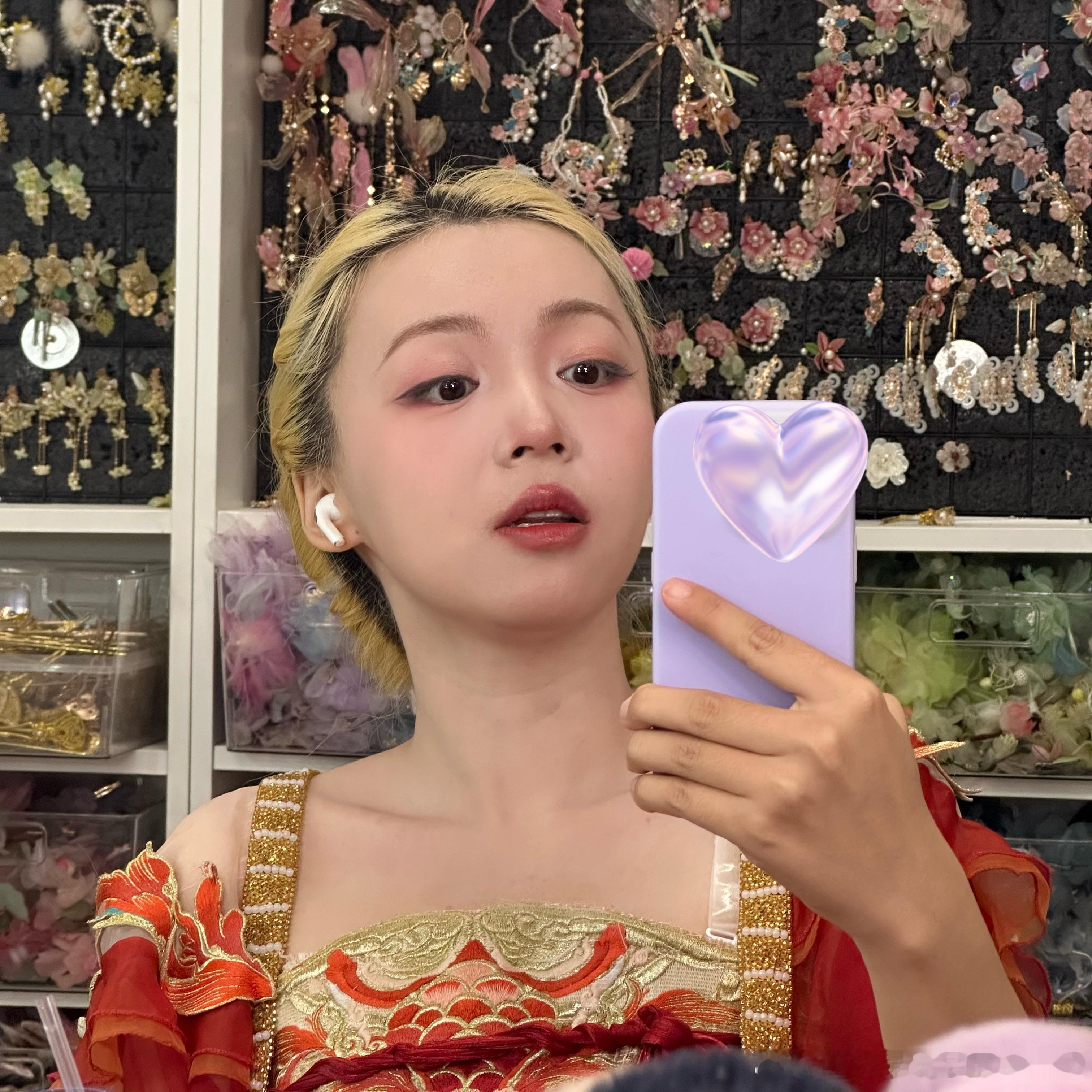 正在假扮花里胡哨长安人的过程中：wcl的日常