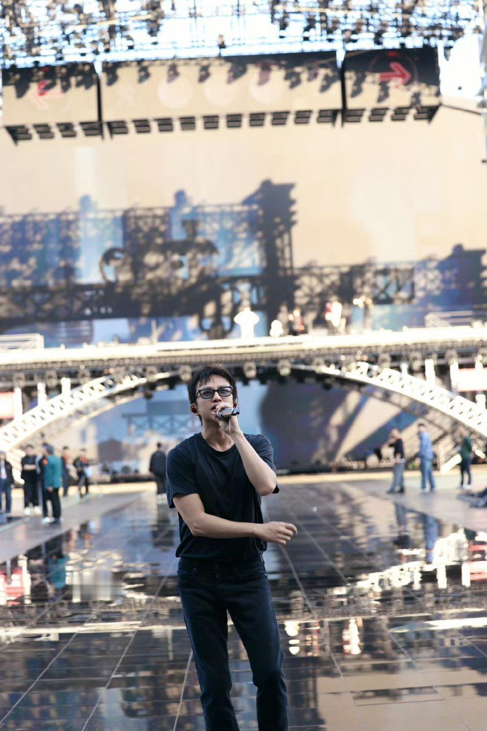 邓超帅成这样孙俪负全责 科学自律的生活方式、积极健康的生活态度，是良好公众形象的