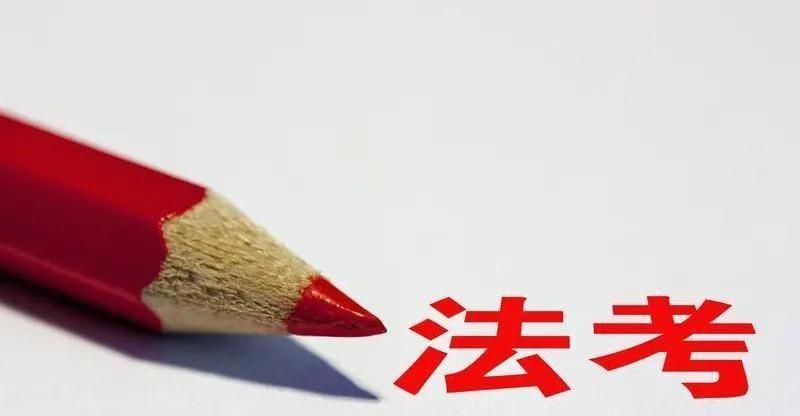 法考一年比一年火，2023年直接冲到了86万人。
更离谱的是，里面快一半的人，大