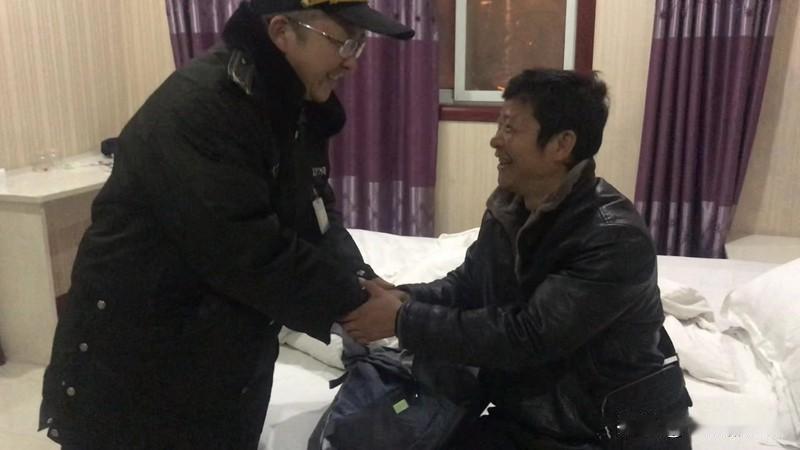 男子拦车抢抚养权
结果被小舅子捅死
24年12月，河南许昌张先生
因婚外情被捉奸
