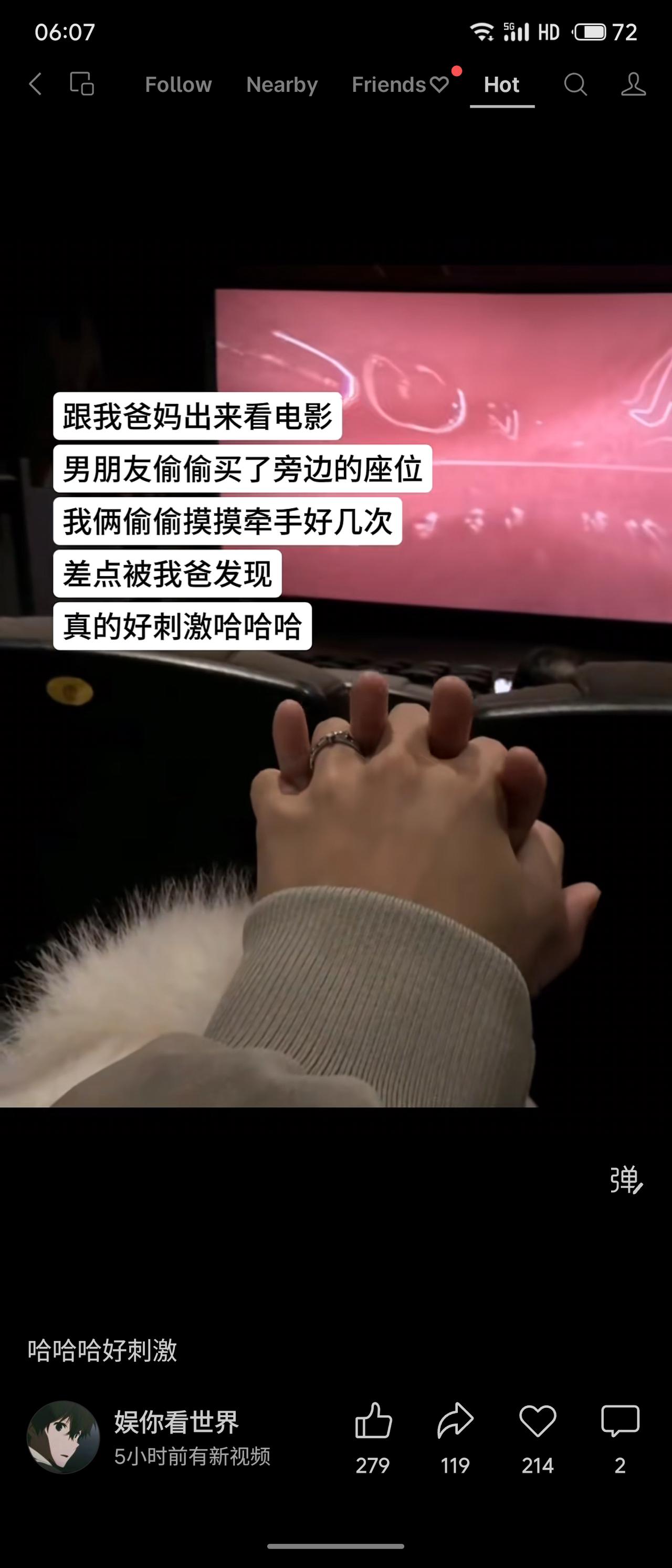 女生与父母看电影，男友偷偷买了邻座陪伴。两人在父母眼皮底下多次牵手，既紧张又刺激