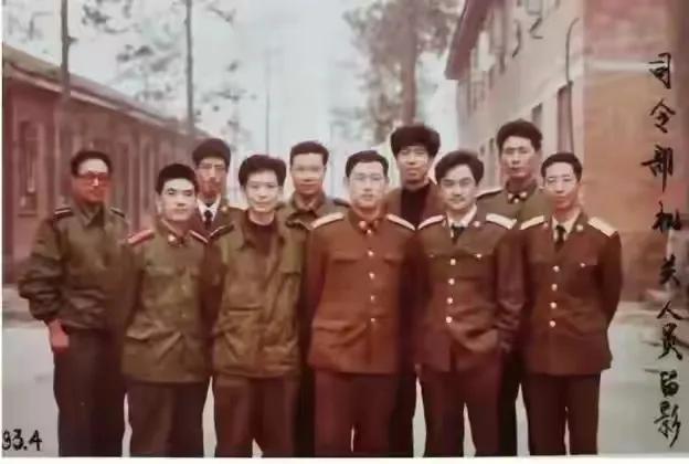 1993 年的合影中，34 岁的许勇将军身为团参谋长，身姿英挺，面容庄重，威严尽