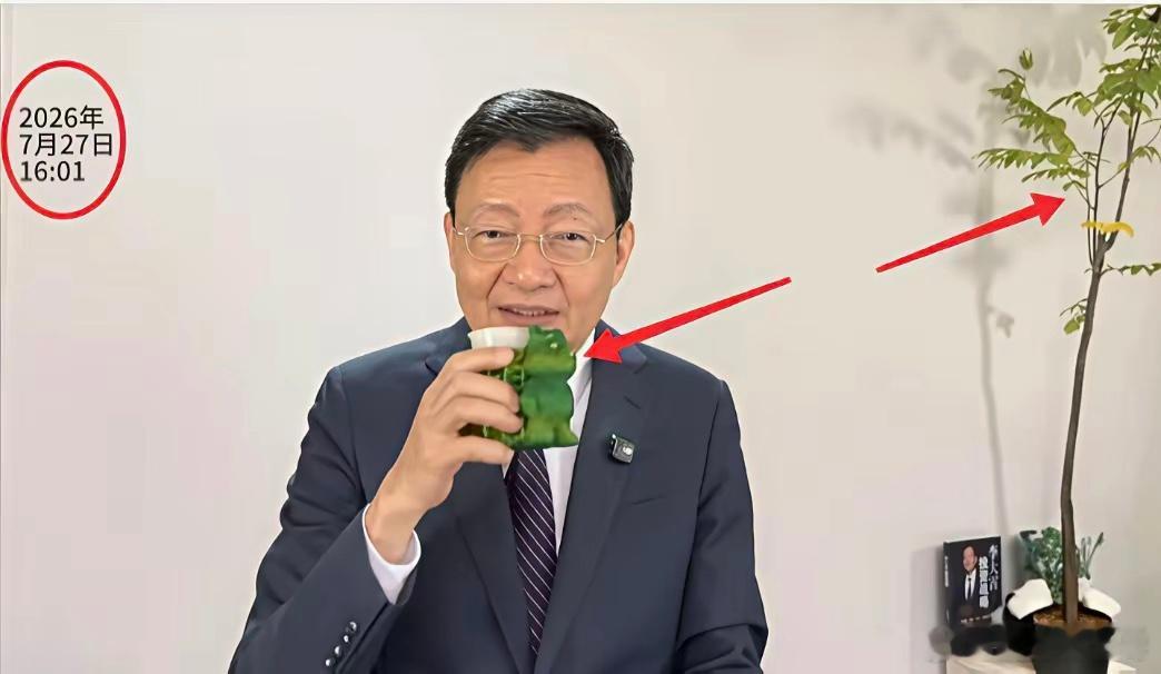李大霄谈到长鑫存储收盘价时，故意拿起绿杯子喝水，背景还放了一盆绿色植物。今天收盘