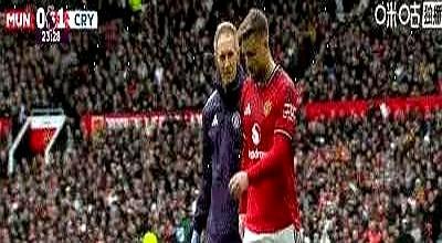 第24分钟，曼联的左路命脉又捂住了脚踝。
 
卡里克赛后赶紧澄清：只是感冒，不是