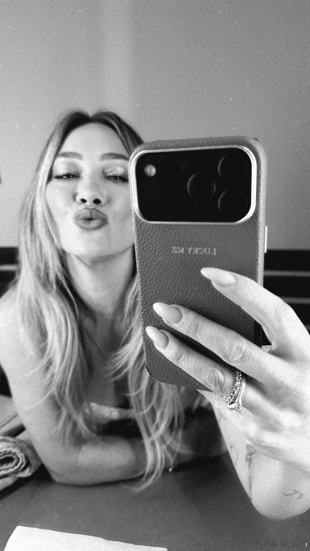 Hilary duff希拉里达芙分享对镜自拍，巡演期间献上一吻👄 ​​​