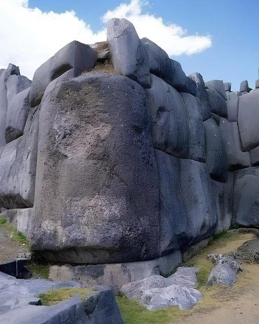 Sacsayhuamán的石头大小和重量都非常出色,某些块块的高度高达29英尺(