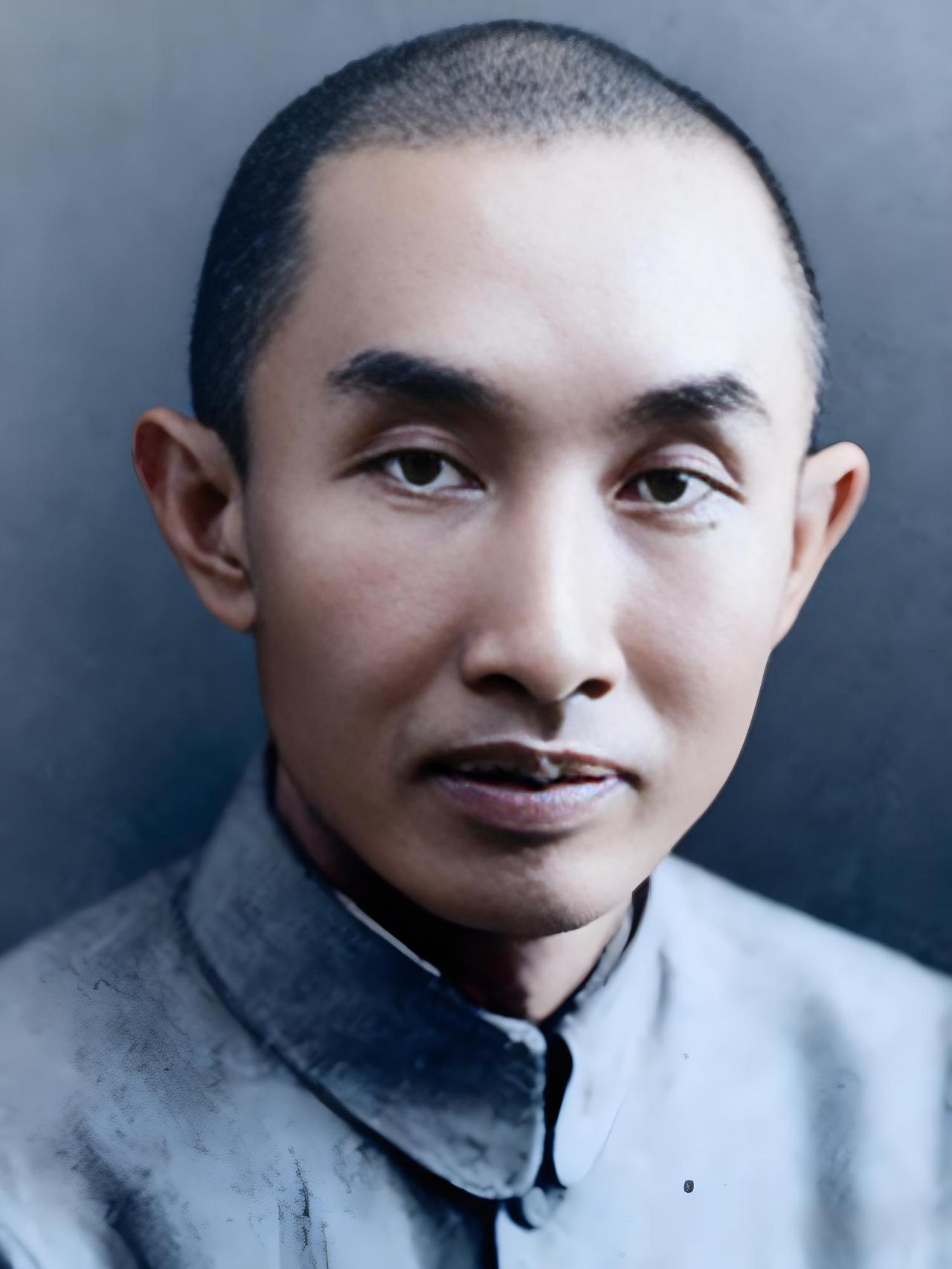 图中人物是卢作孚。他是近代著名爱国实业家、教育家、社会活动家，民生公司创始人、中