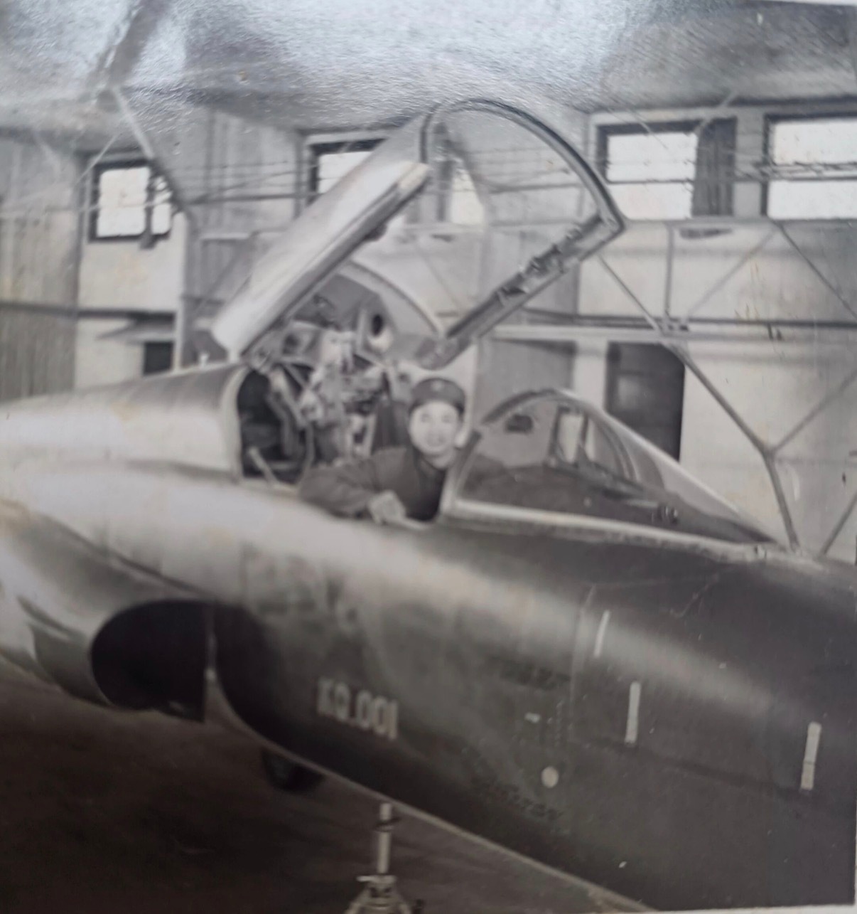 老兵照片确实是信息宝库，头回见这架收在机库里的越南礼物，品相完好的一架缴获的南越