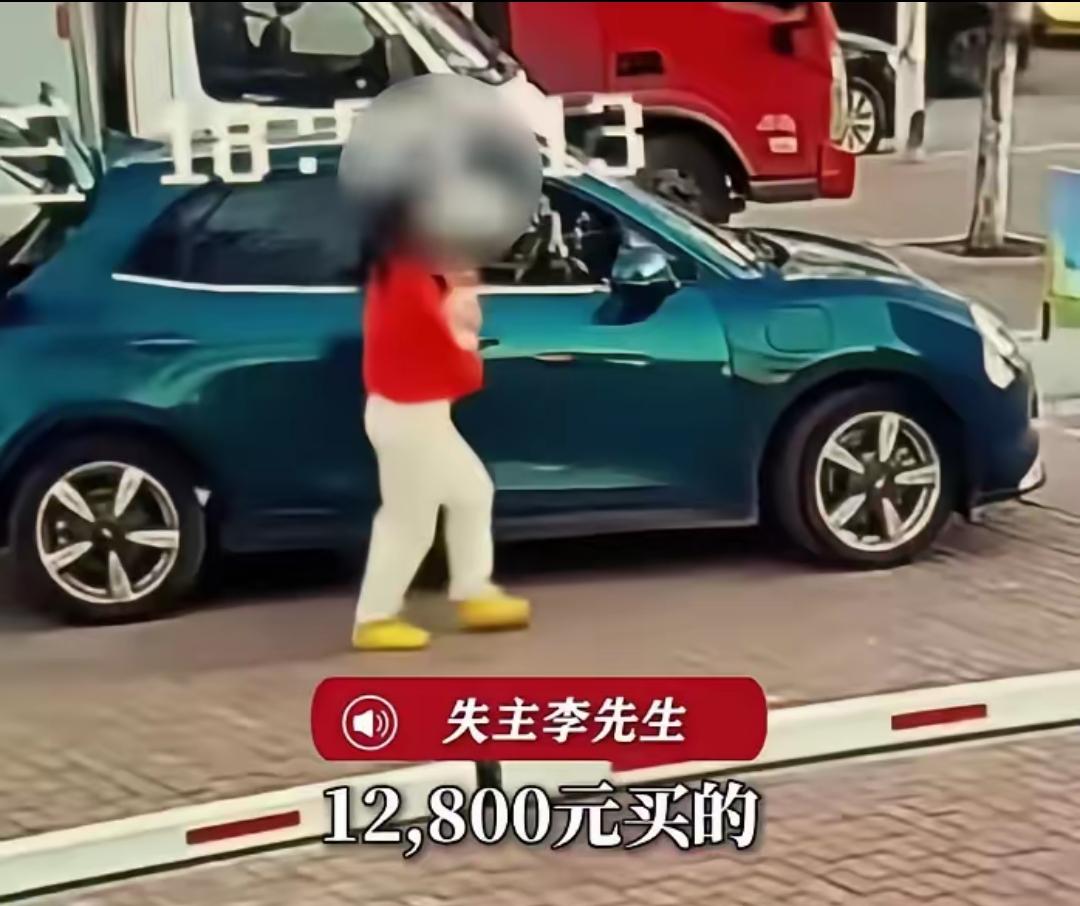 河北秦皇岛，一红衣女子在路边买了300元海鲜后佯装扫码付款，却趁摊主不注意，偷偷