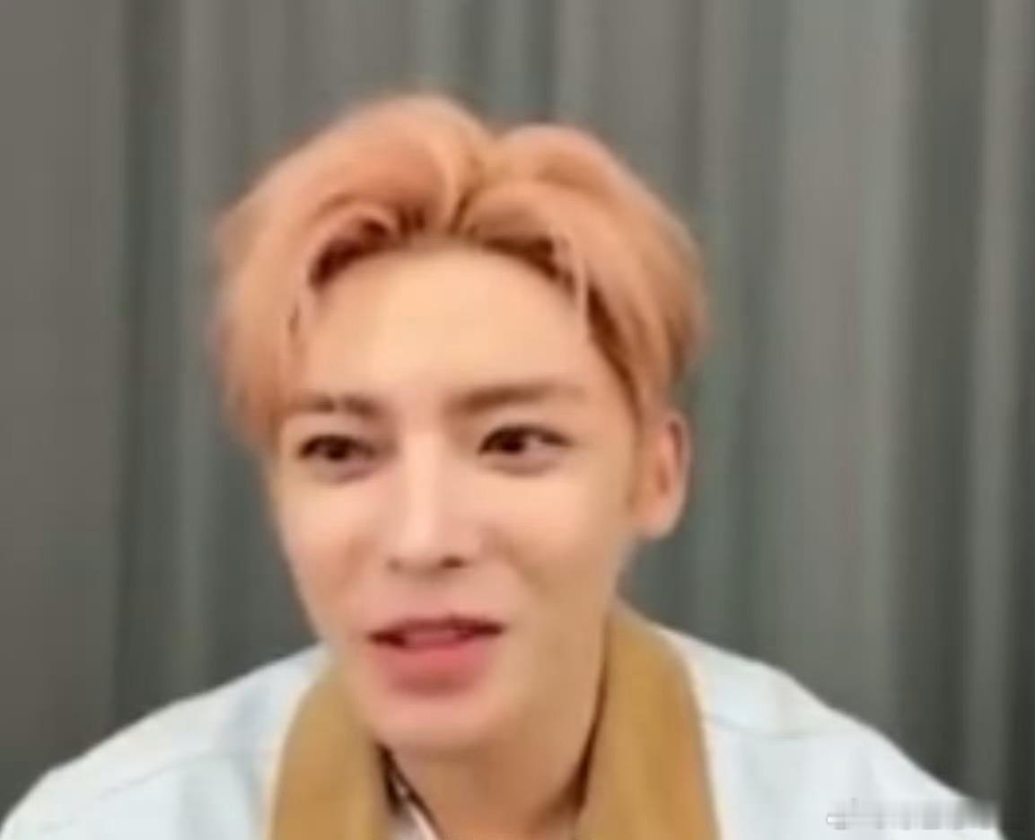 侯明昊染了粉发  家人们谁懂啊！在《异人之下》直播里，侯明昊顶着一头粉发就闪亮登