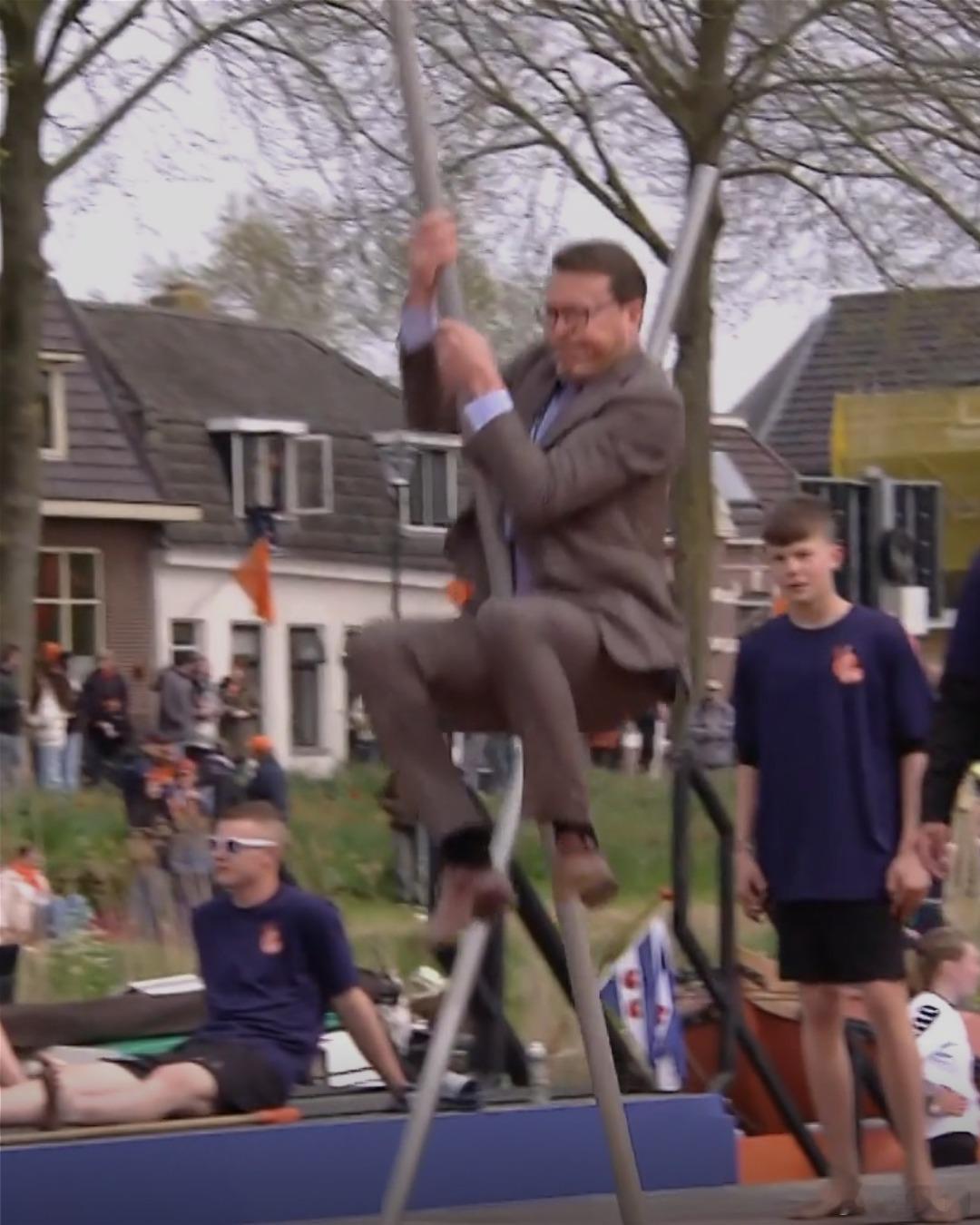 荷兰王室 康斯坦丁王子，您老悠着点啊！哥哥生日，别这么嗨世界各国王室