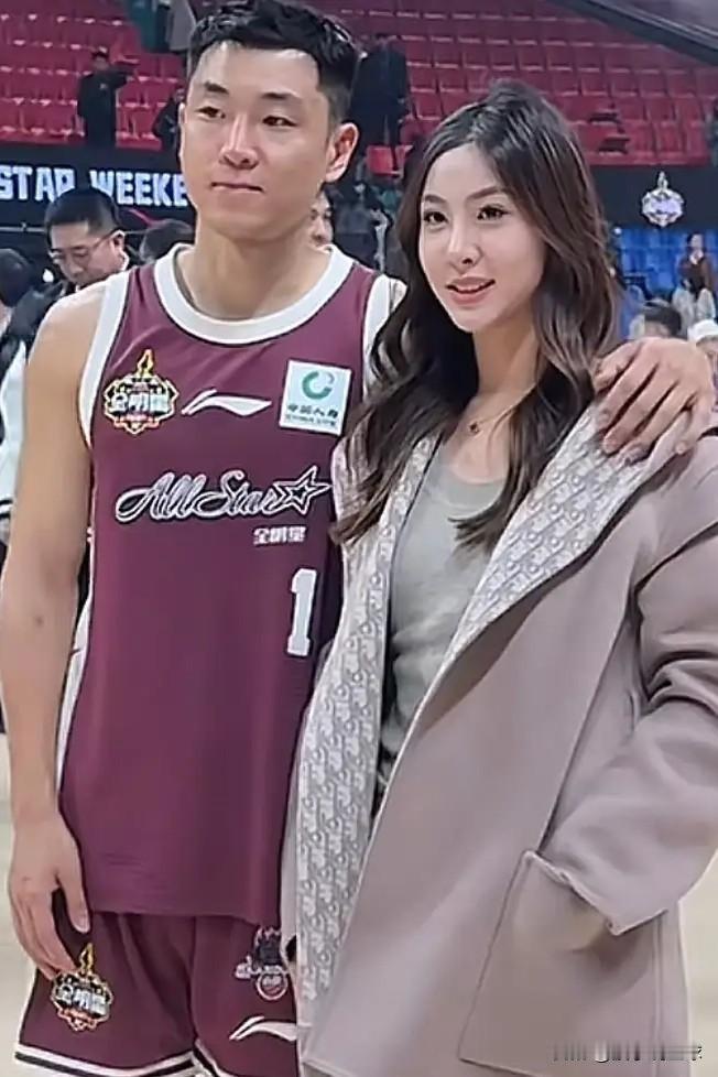 男篮国手高诗岩，赛场拼到脱水进国家队，评论区却在算他老婆1米75的身高、澳洲名校