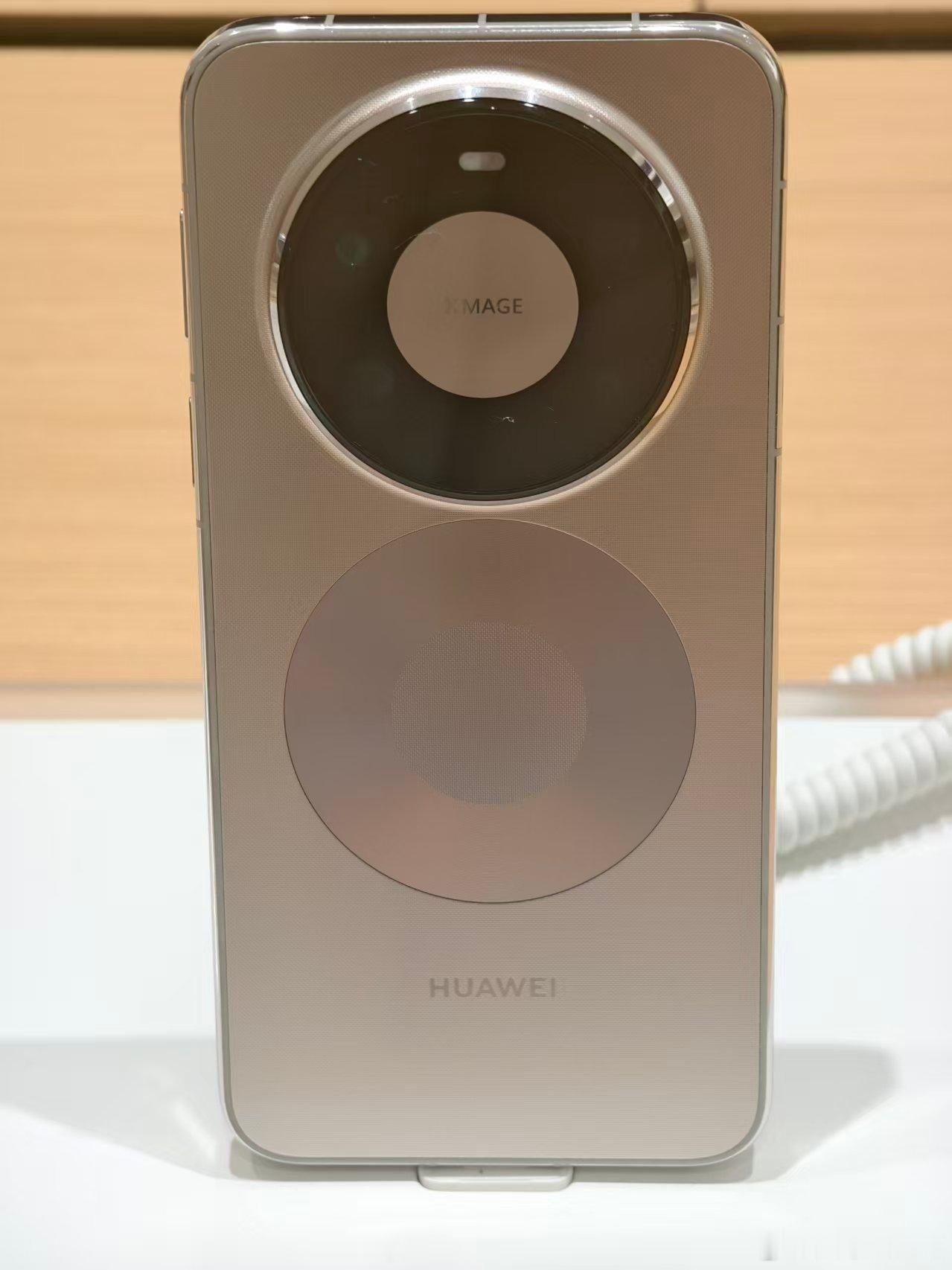 华为发布会华为新品发布会，Mate 80系列实拍图，大家更喜欢哪款颜色？ 