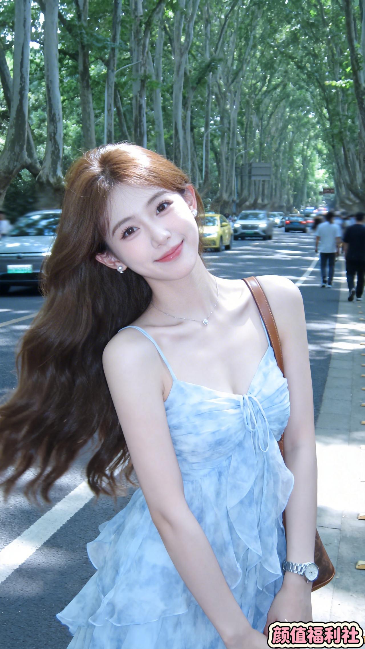 浅蓝色的吊带裙，像夏天里的天空，又像海边的浪花。
阳光透过梧桐树叶洒在她身上，发