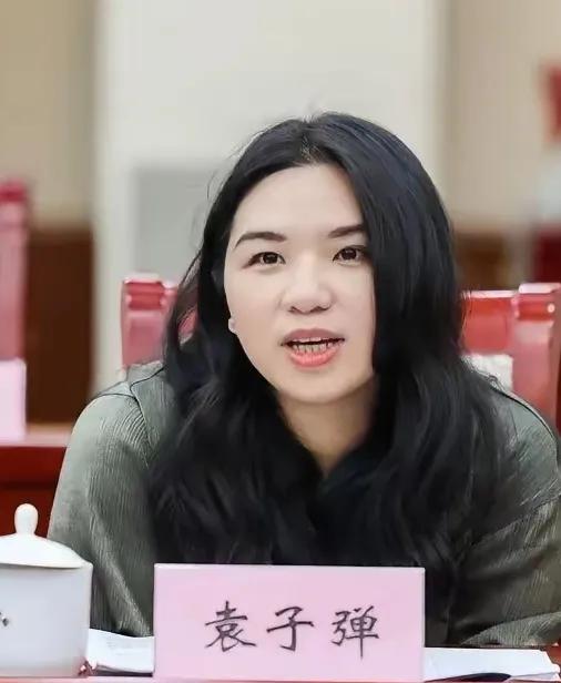 这名字够响亮的，关键才华也很炸，这么年轻就是作家，编剧，前途无量啊。还记得有部获