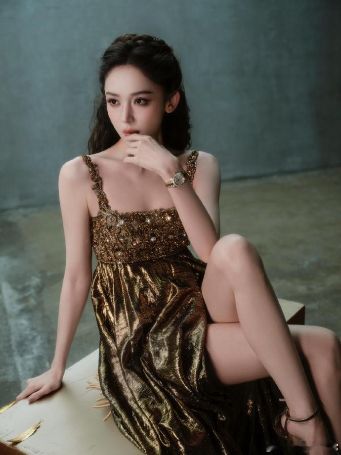 终于在内娱见到了浓颜系姐弟娜扎和敖瑞鹏同框，两个人都是颜值与气质双在线的艺人，同