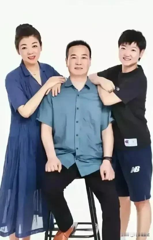 温顺的大魔王！
从这张全家福来看，孙颖莎长得更像父亲。父亲是一名乒乓球的狂热爱好