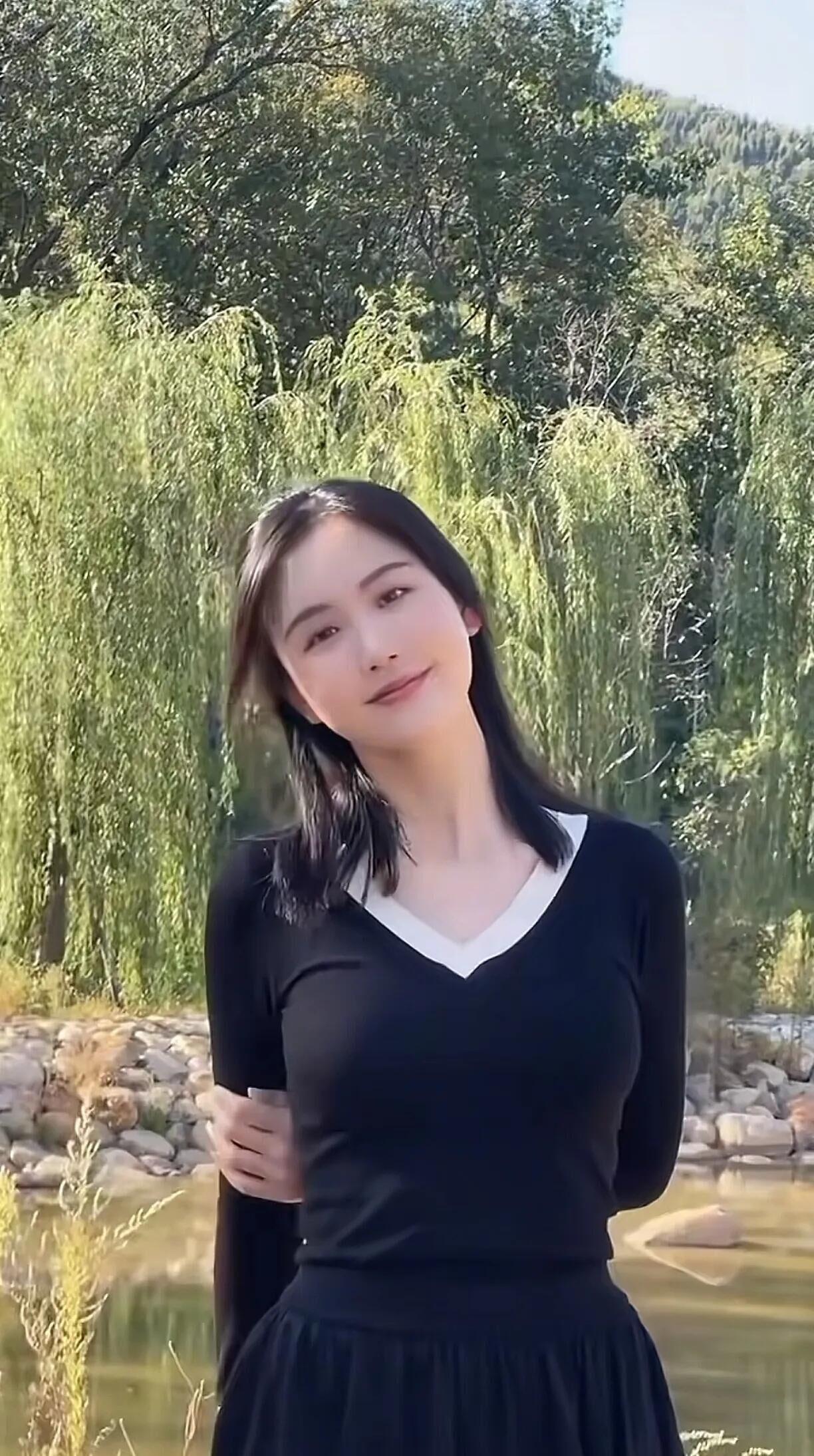 年轻一点的楚玲和到了中年的杨钰莹，你觉得谁更美呢？感觉一直以来杨钰莹还是像30岁