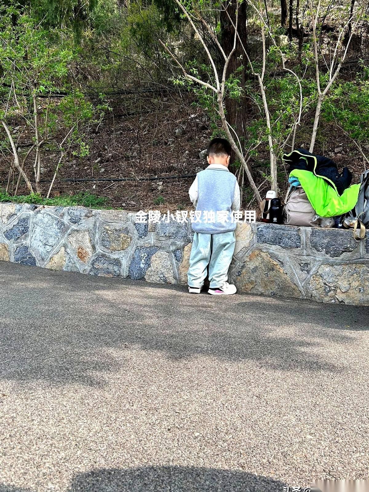 孙女在防空洞改造的电影院里看《小兵张嘎》，看到一半，突然扭过头，很认真地问我：“