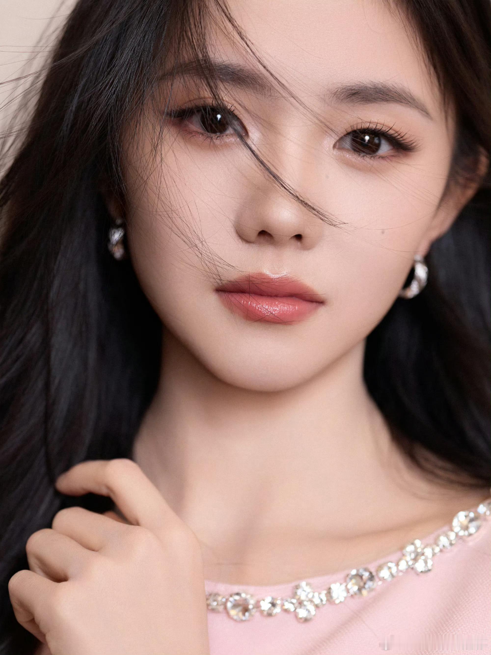 她的眉眼像初醒的月光