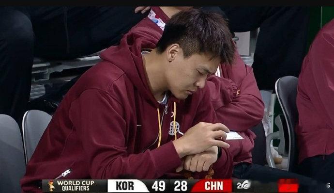 半场落后23分，赵睿 场边观战， 表情凝重，低头不语。 