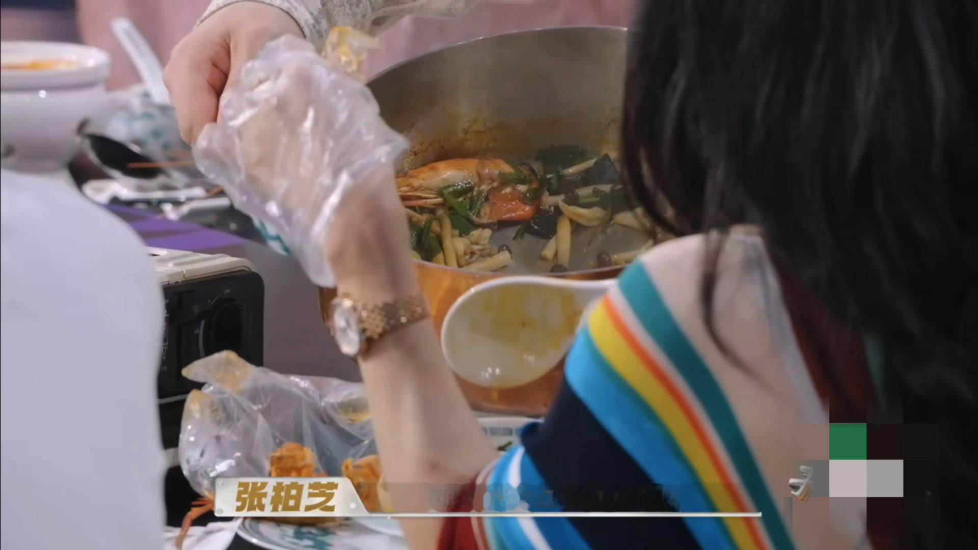 张柏芝岳云鹏抢饭没想到张柏芝能和岳云鹏抢饭天才厨人美食暴击来袭！蓝色生死恋海鲜锅