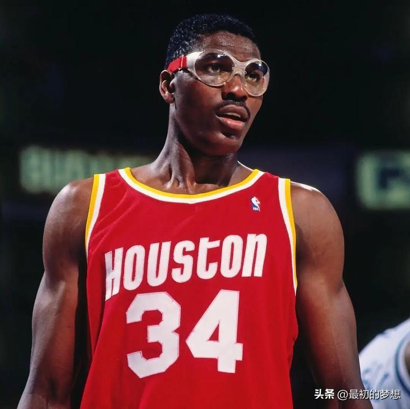 NBA历史球星防守梯度划分！大家认同吗？
 
T0（历史独一档·防守之神）
 