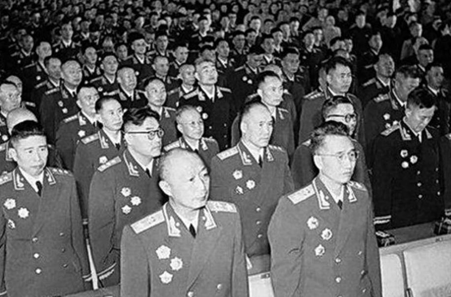 1955年中将授衔典礼结束后，一人未被点名，周总理好奇询问：怎么没有叫到我名字？