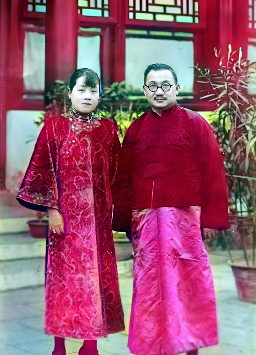 1914年，宋霭玲与孔祥熙完婚。新婚之夜，一伙儿人来闹洞房，有人一把扯下她的腰带