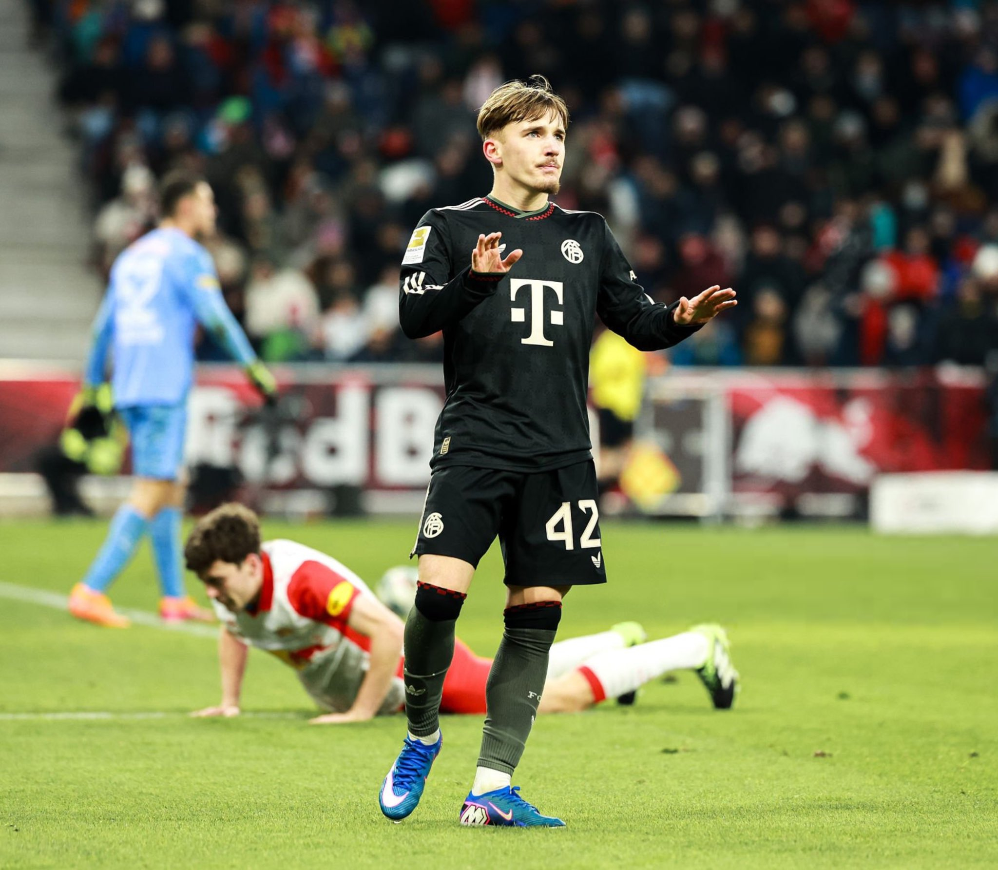 拜仁希望与卡尔续约至2031年，并加薪。他的年收入将从目前的 100万～200万