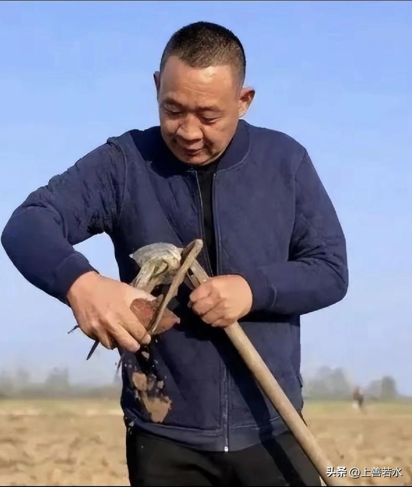 于东来的一个举动
彻底改变了我对待家人的方式
起因是胖东来洗手池上的洗手液总被人