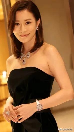 在40岁到50多岁的女性当中，我想选出5个比较有知性美，口碑好，人又漂亮，又不显