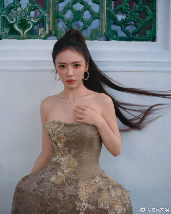 蔡文静芭莎大光明造型蔡文静大光明长马尾 蔡文静大光明长马尾，气场很足 ​​​