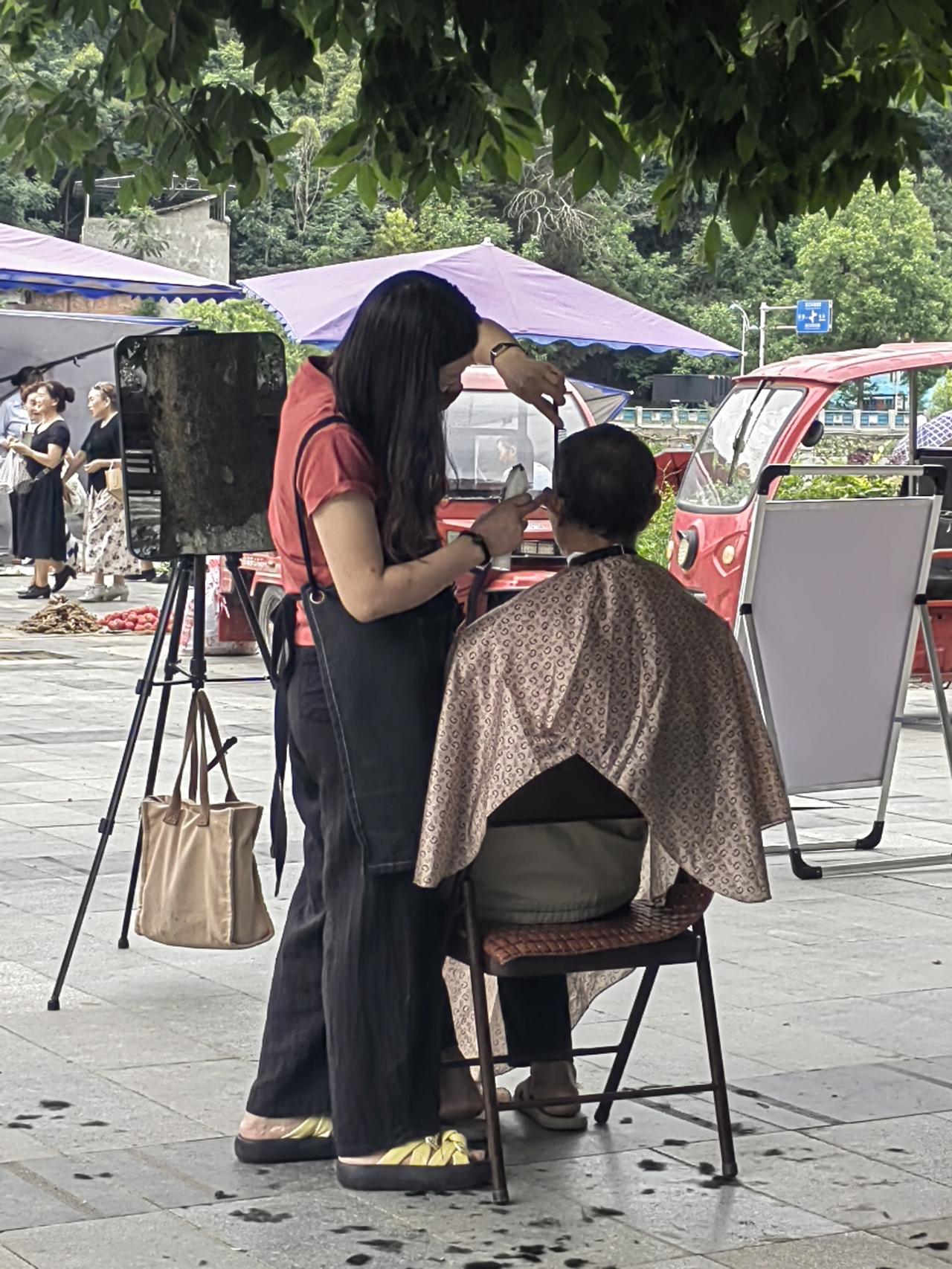 分享一下你随手拍下的照片在河边的小公园里，昨天来了一位美女，在空隙中支起了一个理