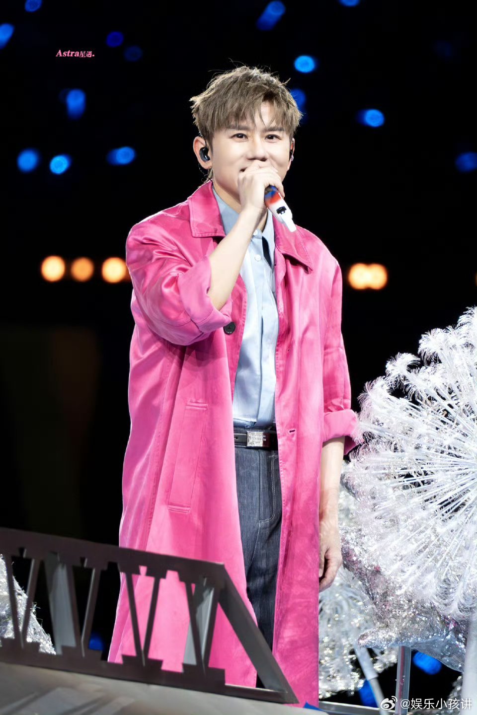 张杰鸟巢演唱会开场就是一个净化 现场感直接拉满！张杰鸟巢演唱会开场空灵又震撼，仿