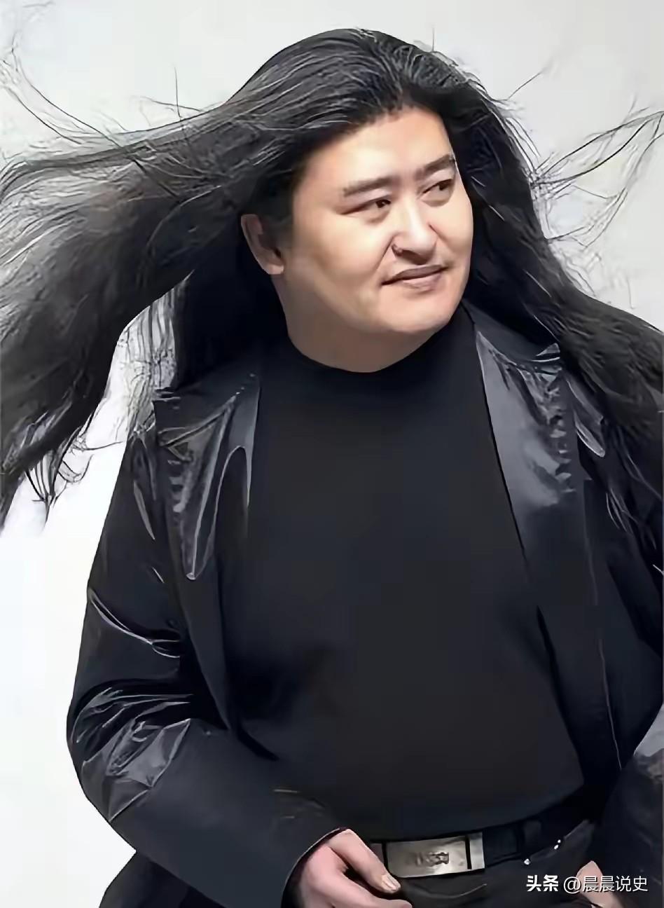 刘欢为何留了几十年的长发，今天真相终于暴露，不是为了舞台造型，也不是刻意打造的个